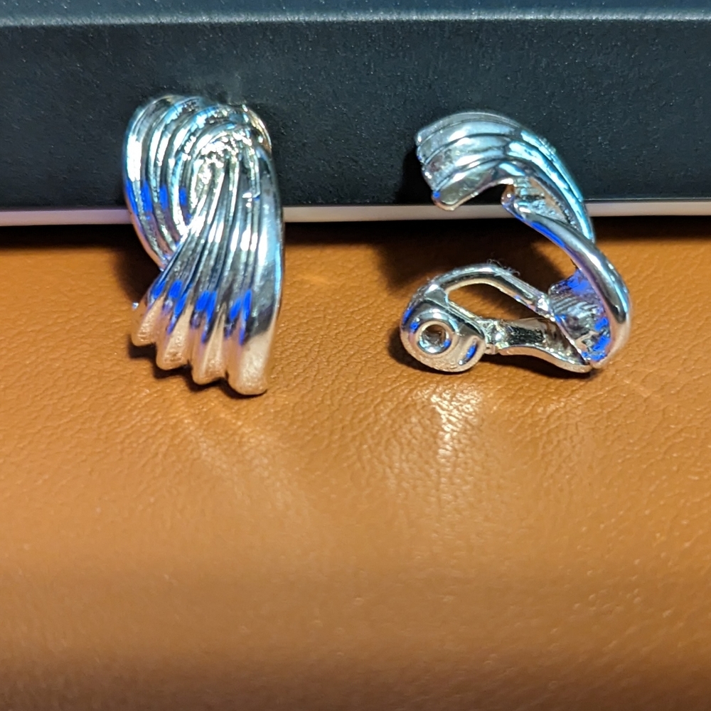 Napier clip on earrings - Picture 2 of 3
